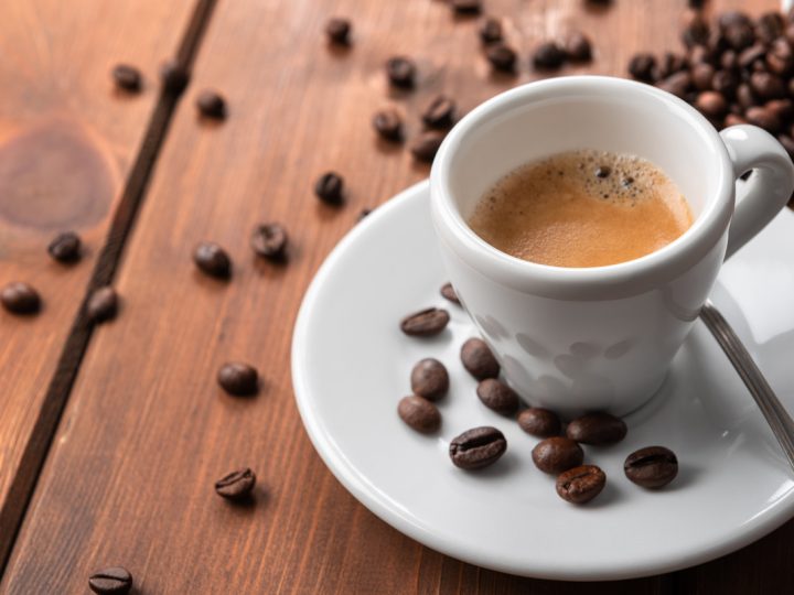 Il caffè fa ingrassare? Tutti i falsi miti sulla bevanda preferita degli italiani