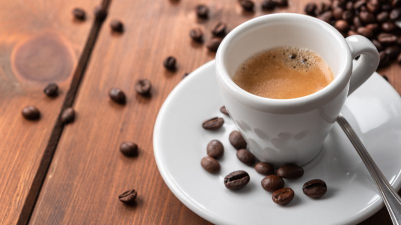 Il caffè fa ingrassare? Tutti i falsi miti sulla bevanda preferita degli italiani