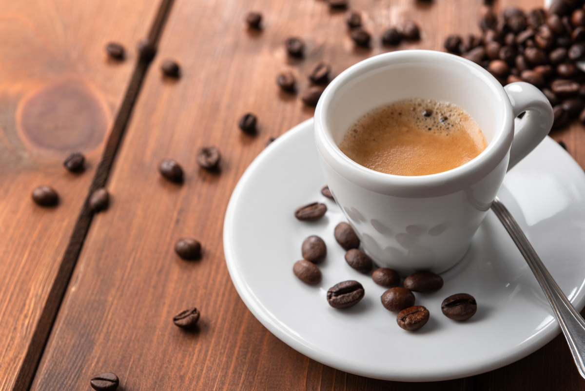 Il caffè fa ingrassare? Tutti i falsi miti sulla bevanda preferita degli italiani
