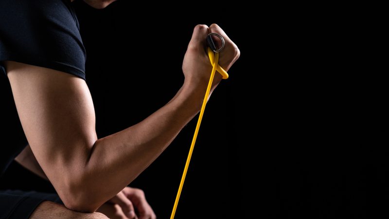 Esercizi avambracci manubri: come si eseguono e benefici