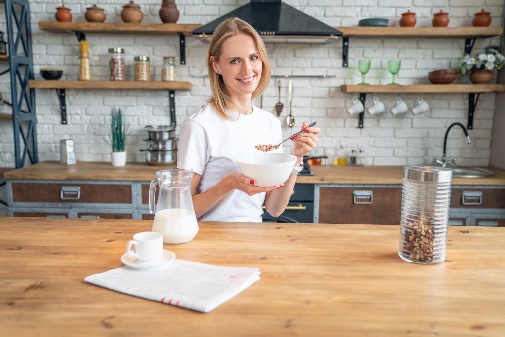 Donna che beve il latte la mattina