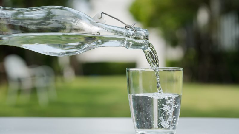 L’acqua frizzante fa ingrassare? Scopri tutta la verità
