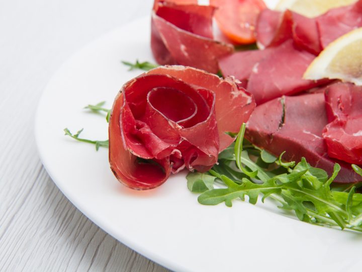 La bresaola fa ingrassare? Calorie e valori nutrizionali dell’affettato super sano