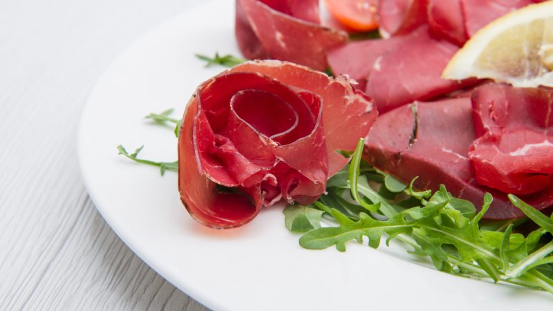 La bresaola fa ingrassare? Calorie e valori nutrizionali dell’affettato super sano