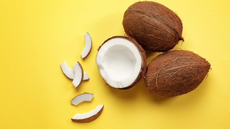 Il cocco fa ingrassare? Valori nutrizionali e calorie del frutto tropicale ed estivo