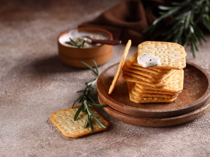 I crackers fanno ingrassare? Ecco la verità su questo popolare snack