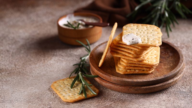 I crackers fanno ingrassare? Ecco la verità su questo popolare snack