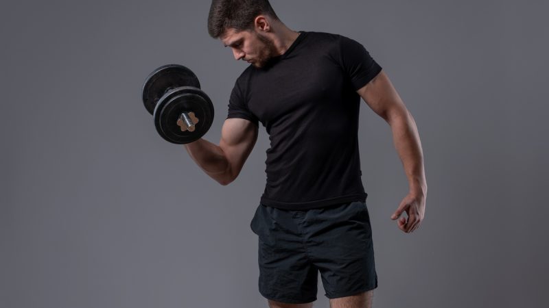 Curl bicipiti: come eseguirli e benefici per i muscoli