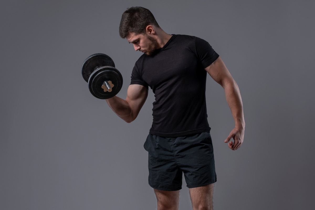 Curl bicipiti: come eseguirli e benefici per i muscoli