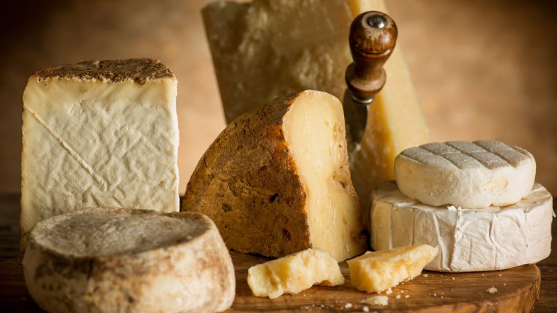 Il formaggio fa ingrassare? Tutti i falsi miti sul derivato del latte