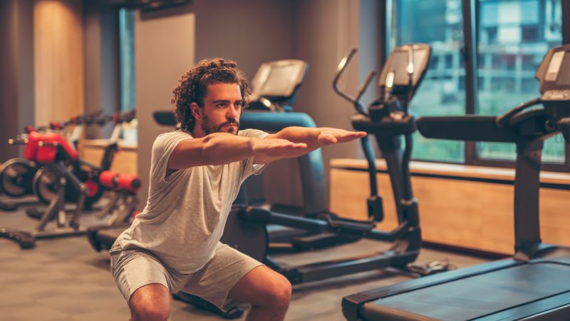 Hack squat: come eseguirli, muscoli coinvolti e benefici