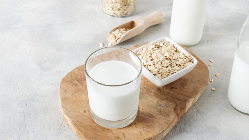 Il latte di avena fa ingrassare? Ecco la verità sull’alternativa al latte di mucca