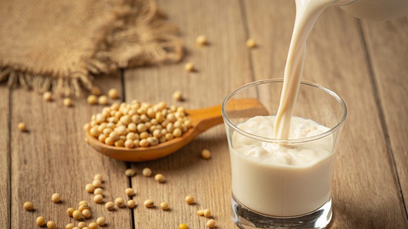 Il latte di soia fa ingrassare? Ecco la verità sull’alternativa al latte di mucca