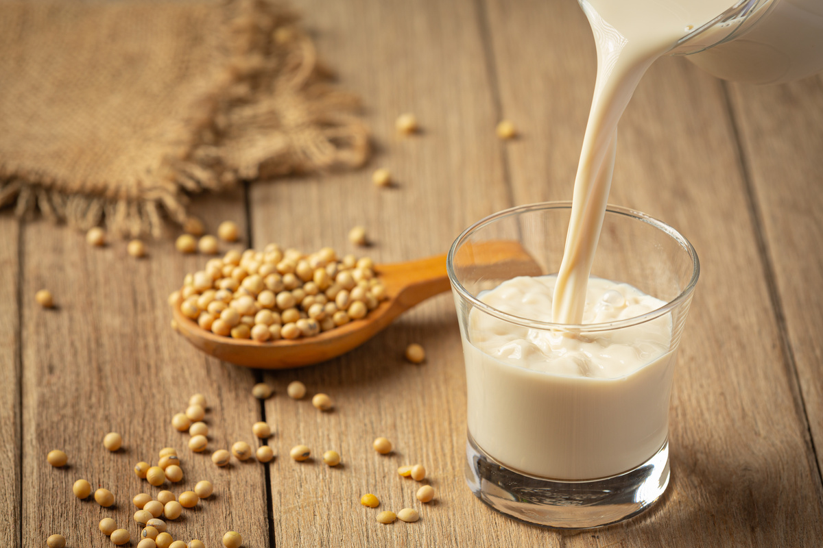 Il latte di soia fa ingrassare? Ecco la verità sull’alternativa al latte di mucca