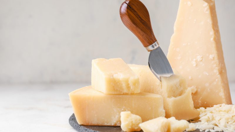 Il parmigiano fa ingrassare? Valori nutrizionali e calorie del formaggio italiano più famoso