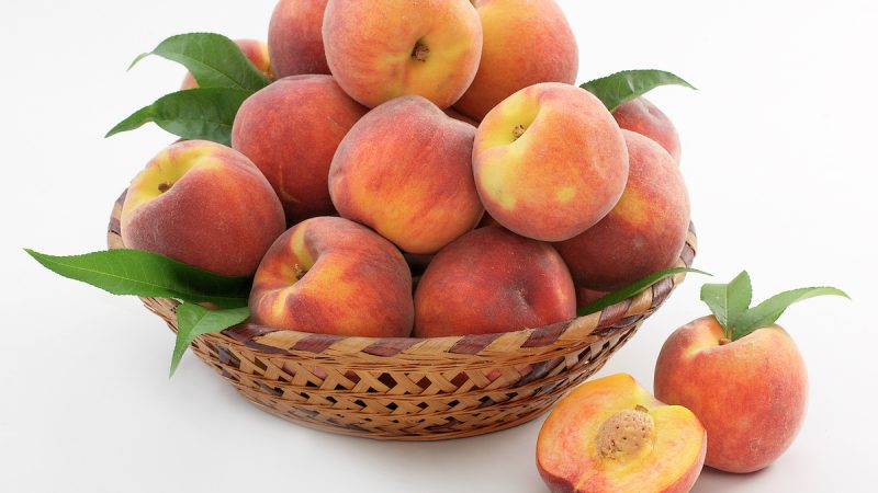 Le pesche fanno ingrassare? Come introdurle in una dieta equilibrata