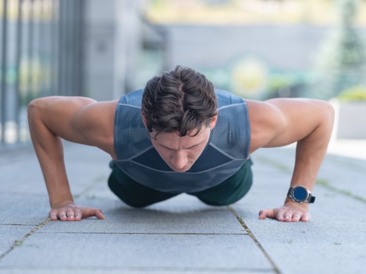 Piegamenti sulle braccia: come eseguirli e muscoli coinvolti