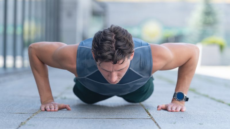 Piegamenti sulle braccia: come eseguirli e muscoli coinvolti