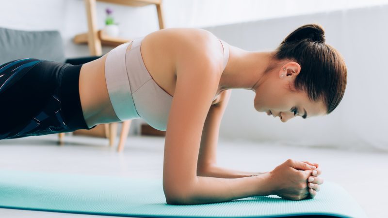 Plank: come si esegue, benefici e muscoli coinvolti