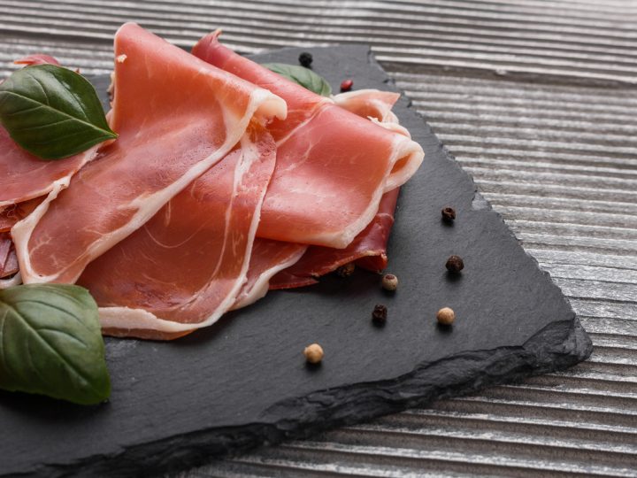 Il prosciutto crudo fa ingrassare? Ecco la verità sul famoso affettato