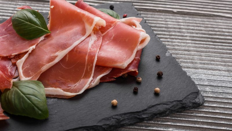 Il prosciutto crudo fa ingrassare? Ecco la verità sul famoso affettato