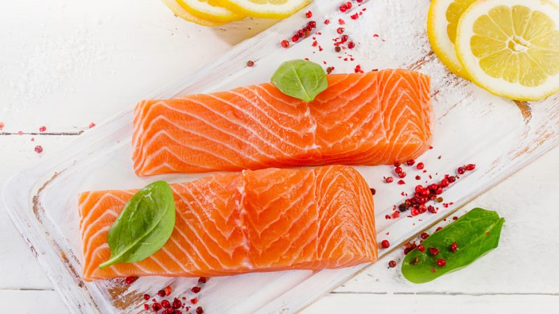 Il salmone fa ingrassare? Ecco i consigli per una sana alimentazione