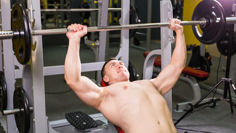 Chest press inclinata: istruzioni e benefici