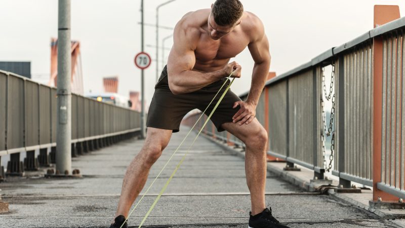 Esercizi con elastici braccia: come eseguirli e benefici