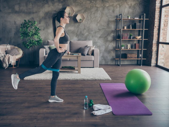 Esercizi con elastici gambe: come eseguirli e benefici