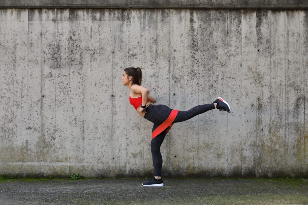 Esercizi glutei con elastico