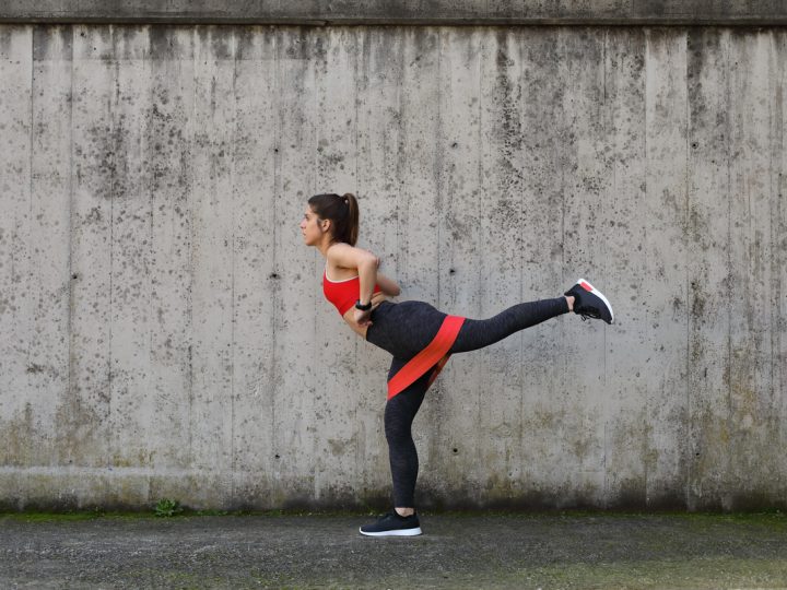 Esercizi glutei con elastico: come si eseguono e benefici