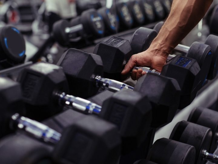Pullovers dumbbells: come eseguirli e benefici
