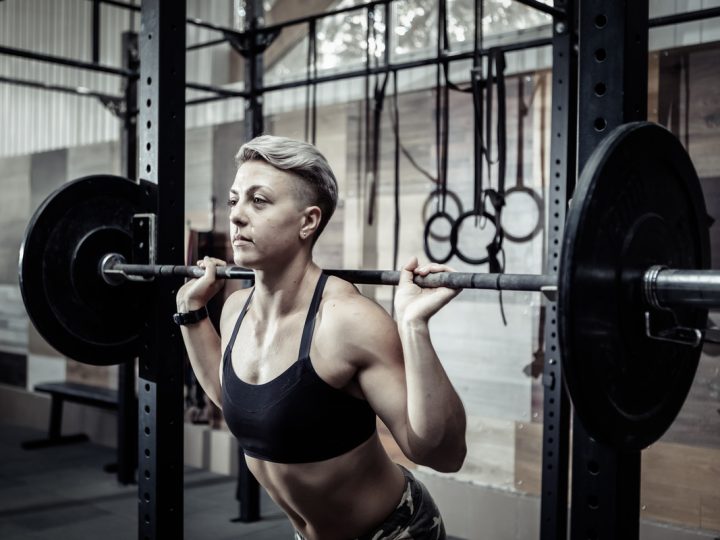Squat con bilanciere: come si eseguono e benefici