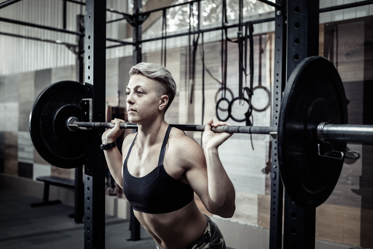 Squat con bilanciere: come si eseguono e benefici