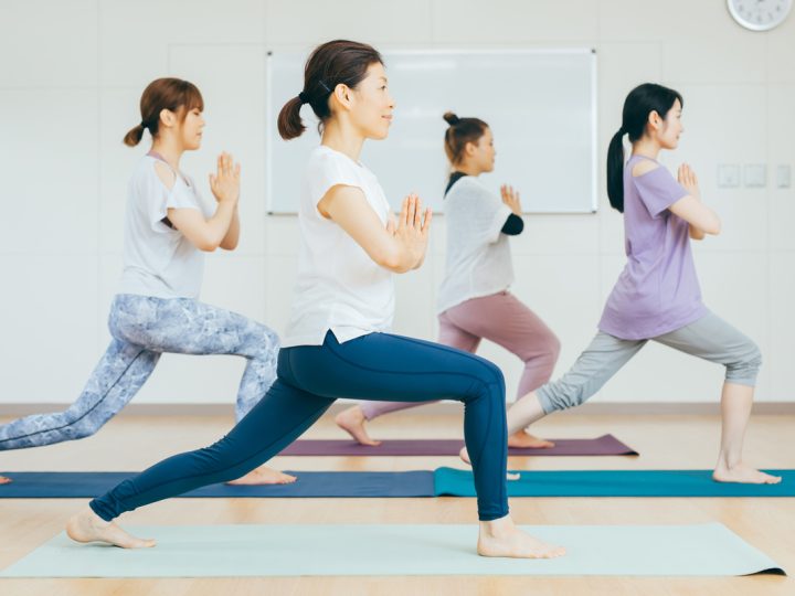 Stacchi gambe tese manubri: come eseguirli e benefici