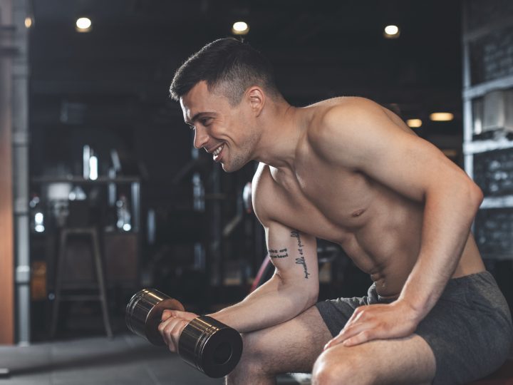 Curl su panca inclinata: come eseguirlo e benefici