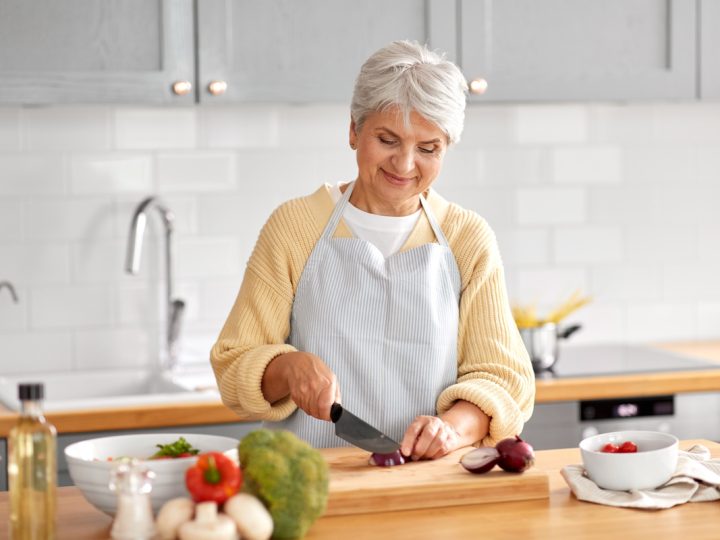 Dieta per anziani over 80: vantaggi ed esempio di menu