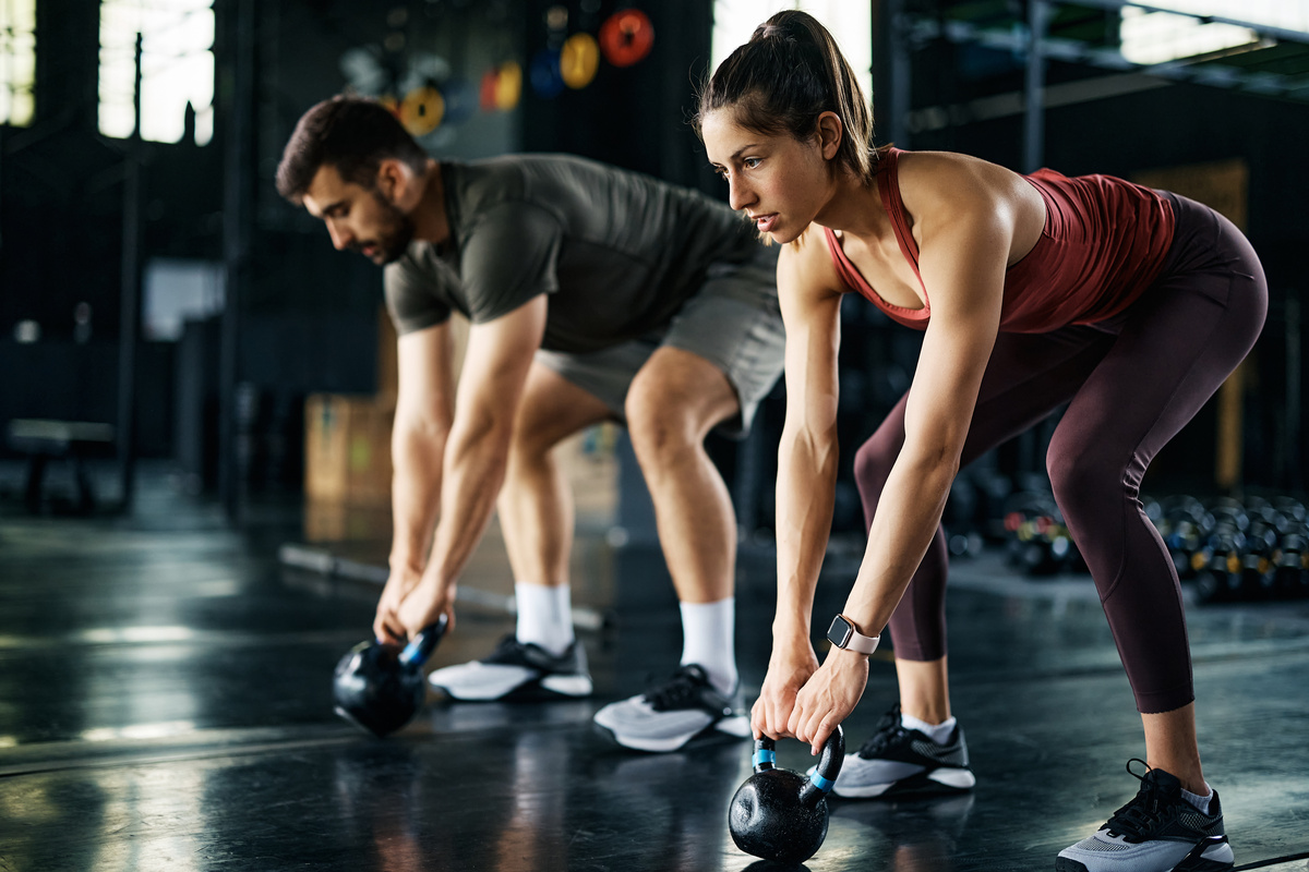 Esercizi con kettlebell: benefici e come si eseguono