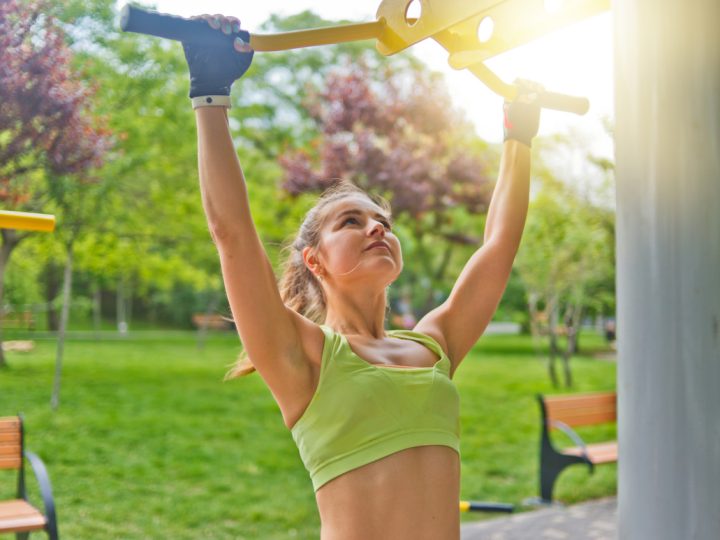 Lat machine inversa: istruzioni utili e benefici per i muscoli