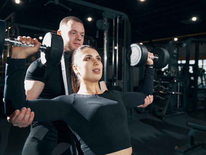 Push press manubri: benefici e come si esegue