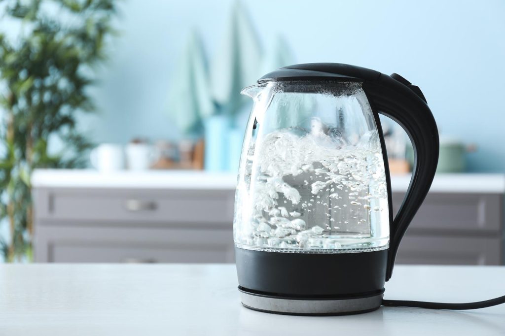 Perché l'acqua bolle a 100 gradi?