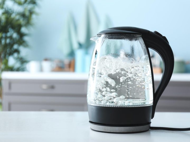 Perché l’acqua bolle a 100 gradi?
