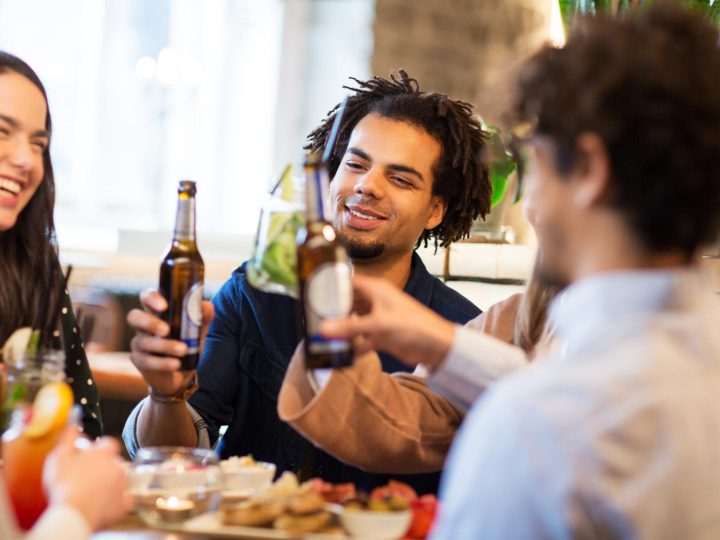 Sognare di Mangiare Vetro: Simbolismo e Significati Nascosti nei Sogni più Spaventosi!