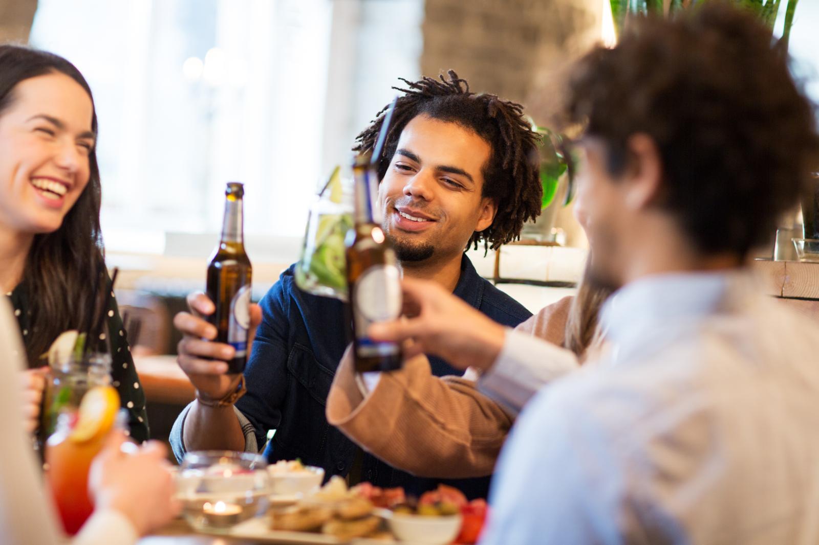 Sognare di Mangiare Vetro: Simbolismo e Significati Nascosti nei Sogni più Spaventosi!