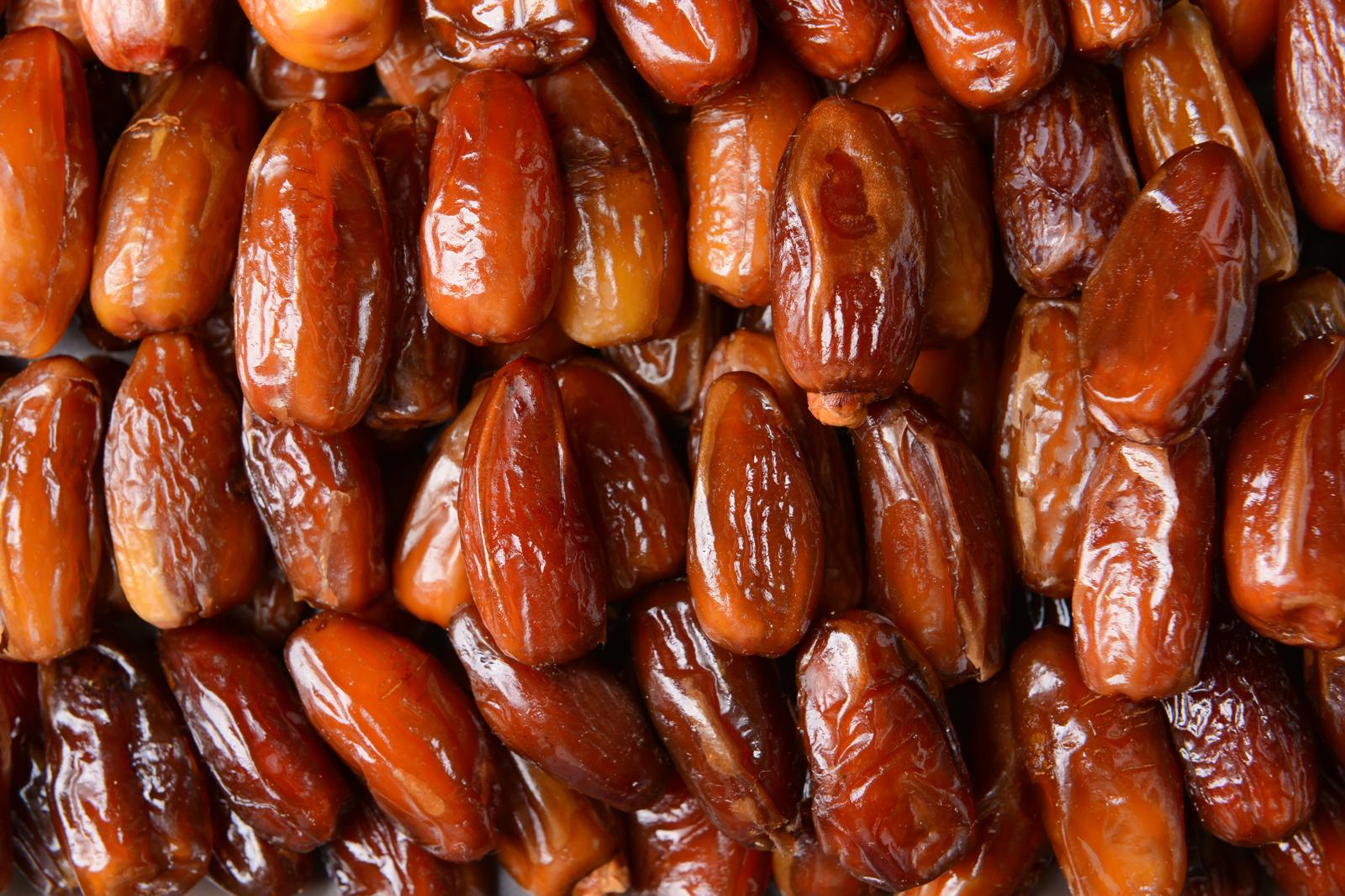 Esplosione di Dolcezza Senza Colpa: I Datteri Fanno Davvero Ingrassare o Sono un Miraggio nel Deserto della Dieta?