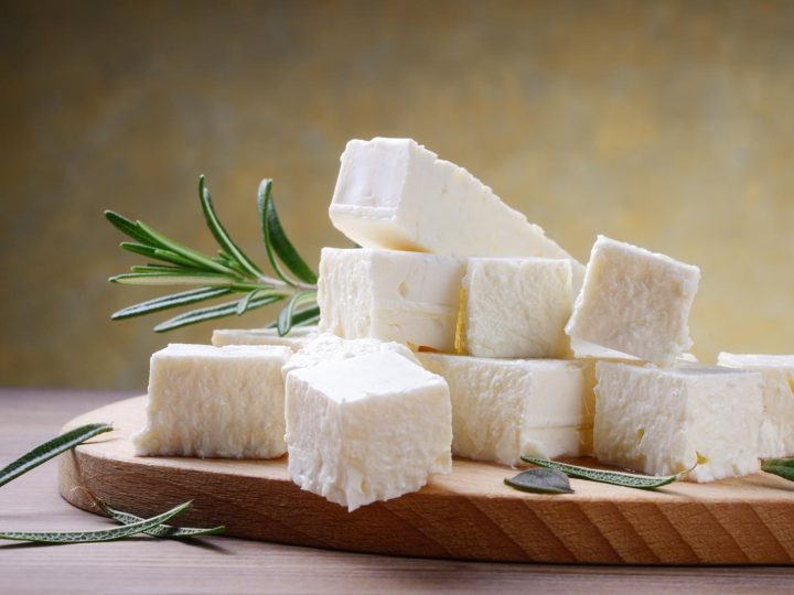 La feta fa ingrassare? Sfatiamo i miti sul formaggio greco e il suo impatto sulla silhouette